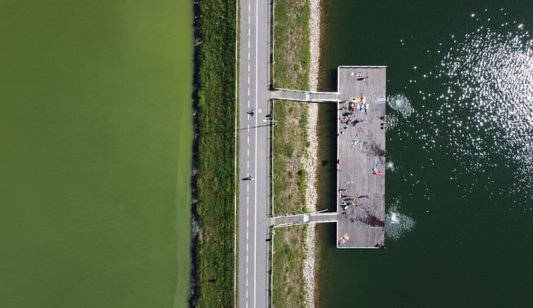 Jablonecká přehrada je pět let bez sinic. Pomáhá ultrazvuk i zelené ostrůvky