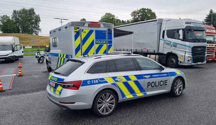 Policejní akce na průtahu Libercem zaměřená na nákladní dopravu: Drogy za volantem i přetížená vozidla