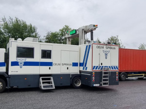 Policejní akce na průtahu Libercem zaměřená na nákladní dopravu: Drogy za volantem i přetížená vozidla