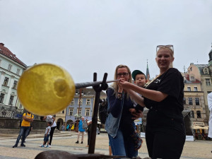 Sklo na náměstí, v tramvaji i botanické zahradě. V Liberci probíhá sklářský festival