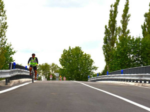 Oba nové mosty přes D10 a železniční trať u Svijan už fungují. Rekonstrukce vyšla na necelých sto milionů