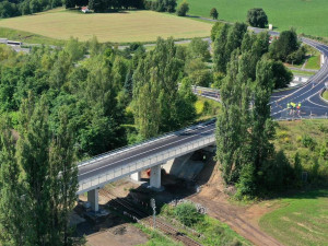 Oba nové mosty přes D10 a železniční trať u Svijan už fungují. Rekonstrukce vyšla na necelých sto milionů