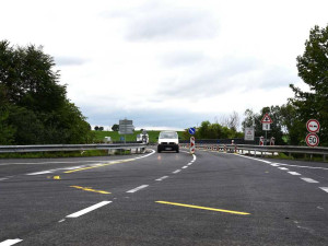 Oba nové mosty přes D10 a železniční trať u Svijan už fungují. Rekonstrukce vyšla na necelých sto milionů