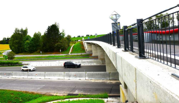Oba nové mosty přes D10 a železniční trať u Svijan už fungují. Rekonstrukce vyšla na necelých sto milionů
