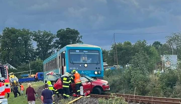 Řidič objel na náklaďák a vjel na přejezd, kde ho smetl vlak. Utrpěl vážná zranění