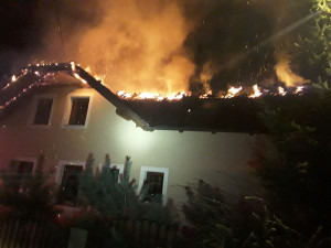 Noční požár ve Ferdinandově. Oheň zničil rodinný dům