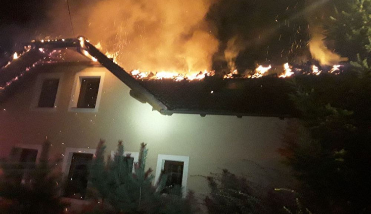 Noční požár ve Ferdinandově. Oheň zničil rodinný dům