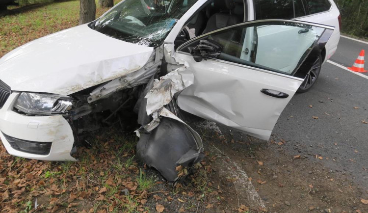 Řidička na příjezdu do Mimoně usnula a nabourala do stromu