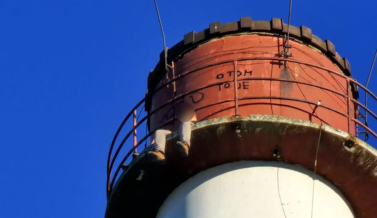 Dva lidé v České Lípě lezli na vrchol osmdesát metrů vysokého komína. Chtěli kešku