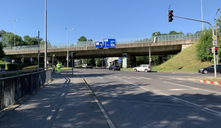 Policisté hledají svědky vážné nehody. Auto u viaduktu srazilo chodce