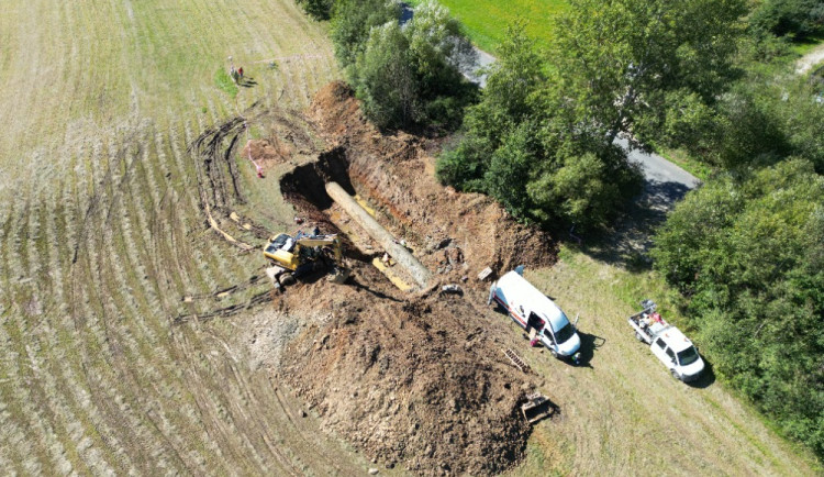 Na hlavním přivaděči vody došlo k havárii, záložní zdroje pomohly i krajskému městu