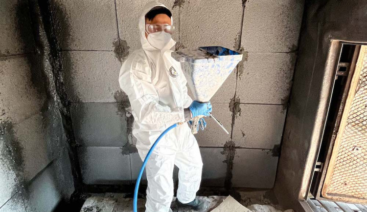 Kompozit vyvinutý na liberecké univerzitě o desítky minut oddálí zhroucení stavby. Materiál testují v Raspenavě hasiči