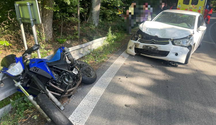 Motorkář utrpěl při nehodě vážná poranění, vrtulník ho transportoval do nemocnice