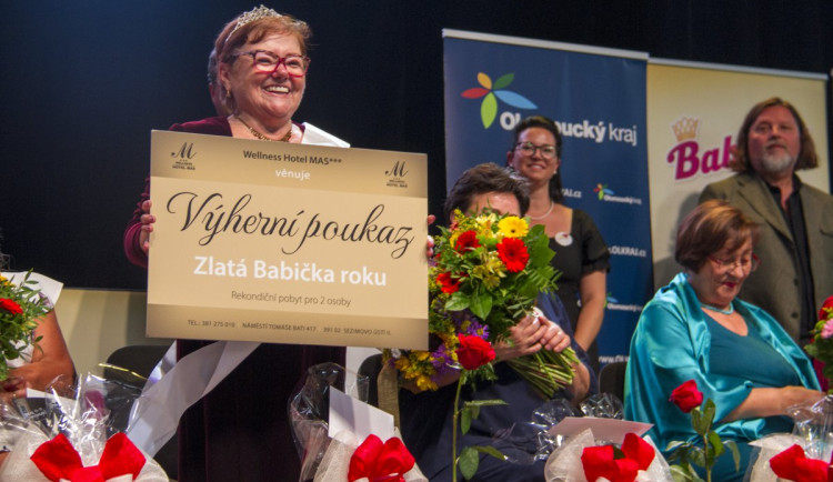 Olomoucký kraj zná letošní Babičku roku. Na výstavišti ji podporovaly stovky seniorů