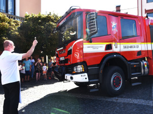 FOTO: Českodubští hasiči mají novou cisternu. Autu požehnal farář