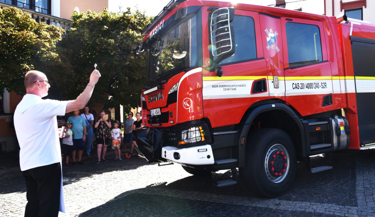 Autu požehnal farář.