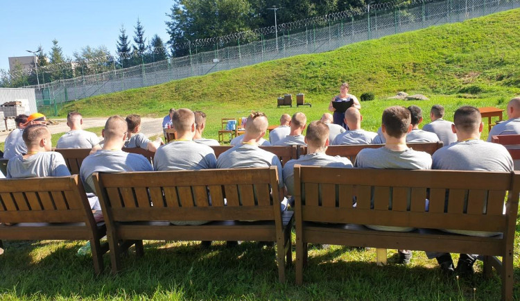 Divadelní představení sledovalo pětadvacet vězňů.