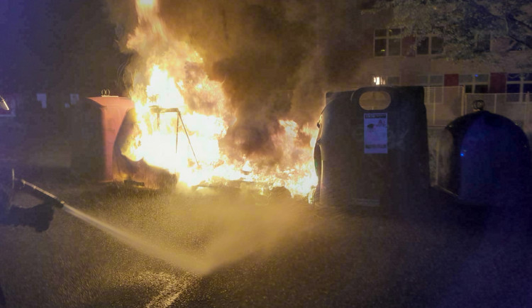 Ve městě řádil žhář. Během noci na Špičáku zapálil kontejnery v pěti ulicích