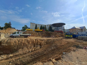 Stavba centra urgentní medicíny pokračuje. Při pracích odhalili základy staré čerpací stanice