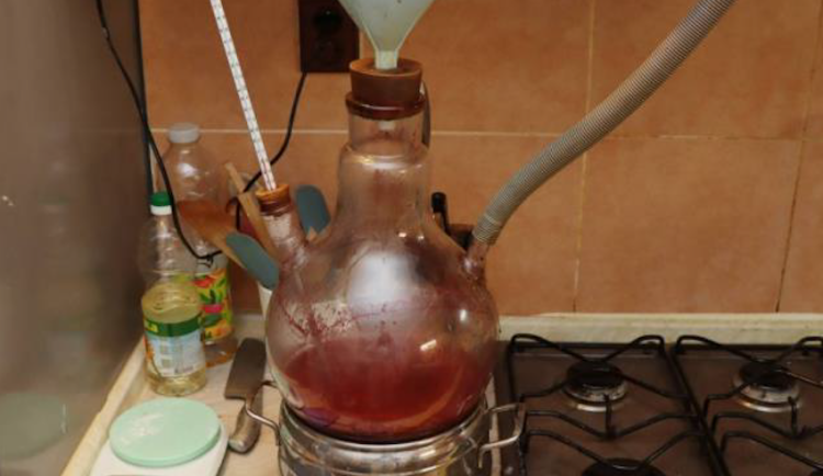 Zásah protidrogového týmu. Policisté zadrželi šest lidí, zajistili varnu v paneláku