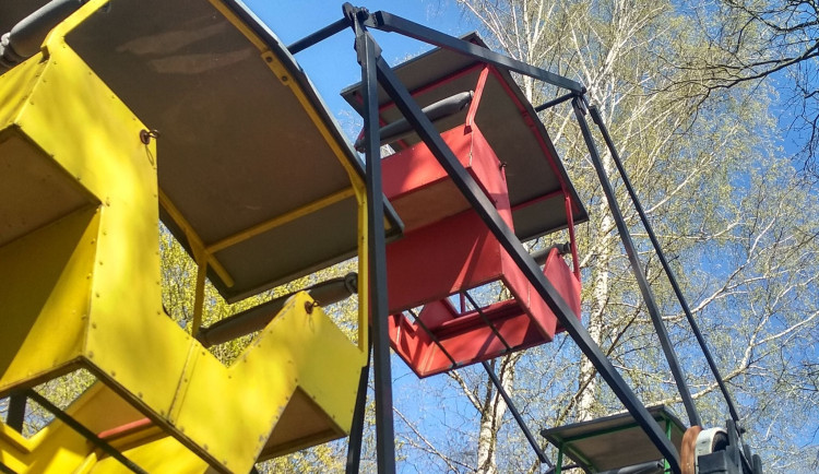 Ruské kolo v dětském koutku v Liberci. 