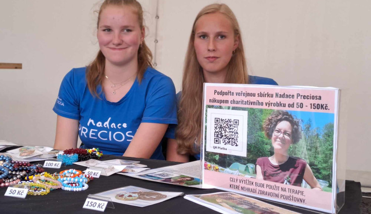 Stánek se sbírkou na akci v Jablonci nad Nisou.