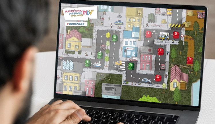 Hráči Markétiny dopravní hry mají bezpečně projet město na kole. Splnit musí několik různých úkolů.