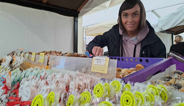 Před radnicí se prezentují regionální potravináři.