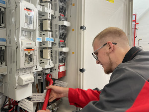 Třídy jsou plné mladých elektrikářů, libují si školy i energetické firmy