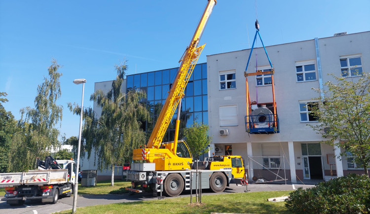 Stěhování magnetické rezonance do pavilonu nemocnice.
