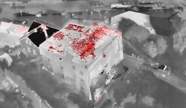 V Tanvaldu hasiči likvidují požár penzionu. Pomáhá jim i speciální dron