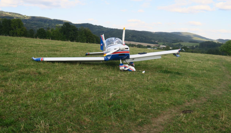 Letadlo křídlem zavadilo o automobil. Škoda přesahuje půl milionu