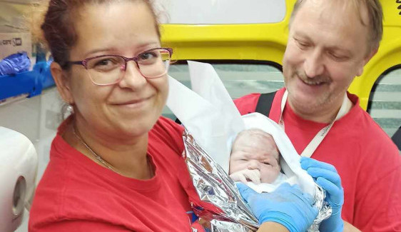 Nezvyklý víkend pro liberecké záchranáře, v sanitkách se narodily tři děti