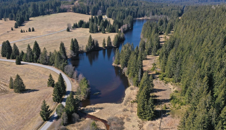 Rašelinná nádrž z 18. století dostane větší ochranu. Vědcům vadí komerční rybolov