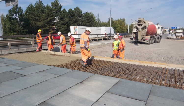 Rekonstrukce mostů na průtahu Libercem finišují, nový úsek se částečně zprovozní ještě v říjnu