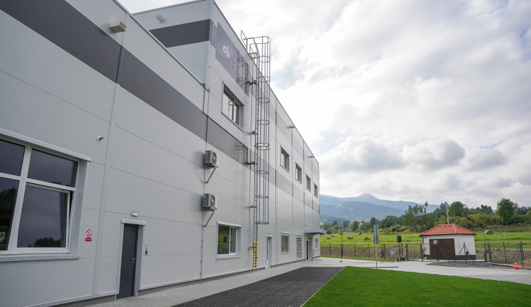 Bývalou drůbežárnu v Doubí nahradil moderní závod na mikročipy