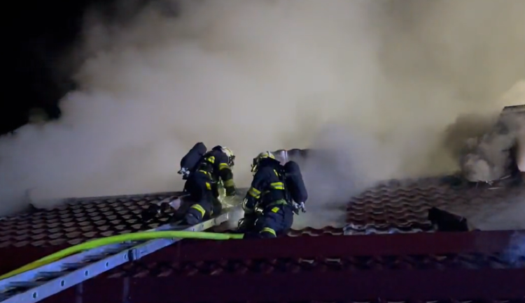 Požár rodinného domu v Jenišovicích na Jablonecku. Dvě osoby byly převezeny do nemocnice