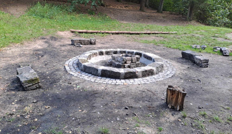 Nově vylepšené velké ohniště.