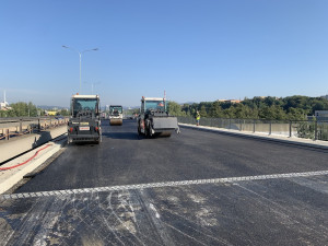 Na průtahu v Liberci už pokládají asfalt, na řidiče ale příští rok čeká rekonstrukce tunelu