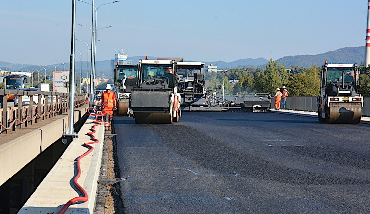 Na průtahu v Liberci už pokládají asfalt, na řidiče ale příští rok čeká rekonstrukce tunelu