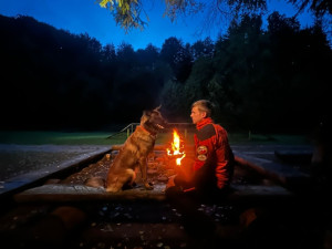 Hasič a kynolog je hlavním hrdinou dokumentu, který vypráví o důvěře mezi člověkem a zvířetem