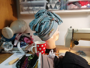 (Ne)obyčejná: Alopecie ji připravila i vlasy, hendikepu čelí s šitím v ruce