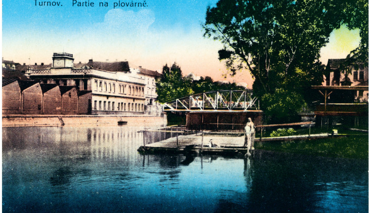 Městská plovárna v Turnově v 10. létech 20. století. Ukázka z knihy.