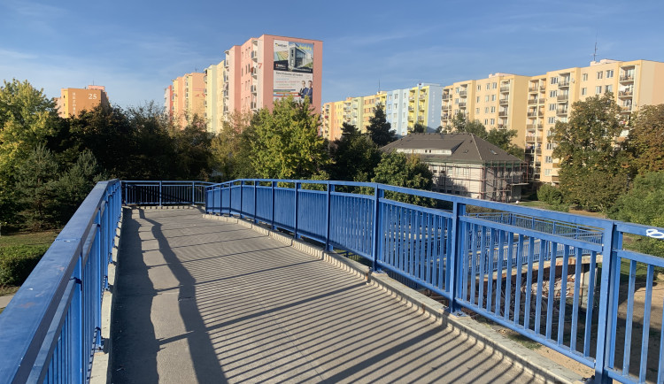 Opravu lávky na sídlišti Vltava město odkládá. Je v horším stavu