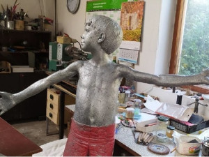 Město opravilo sousoší Přátelství dětí v Doubí. Sochy mají obnovené i červené trenýrky