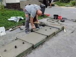 Město opravilo sousoší Přátelství dětí v Doubí. Sochy mají obnovené i červené trenýrky