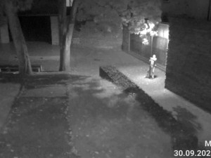 Mladík si nejspíš trénoval tanec u tyče, kolemjdoucího ale neoslnil