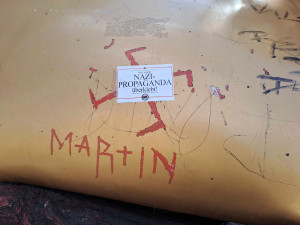 Věčnou něhu poničili vandalové. Na opravu už čeká několik měsíců