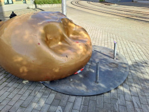 Věčnou něhu poničili vandalové. Na opravu už čeká několik měsíců