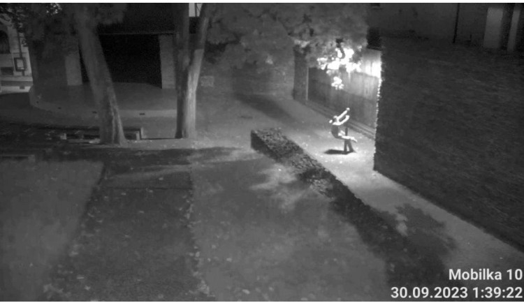 Tanečník u lampy veřejného osvětlení.